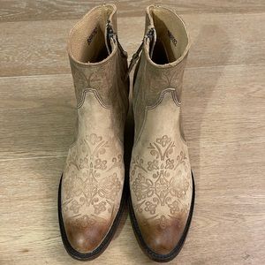 Great condition, shyanne bootie.